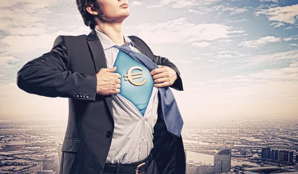 Affärsman som visar superman kostym under skjorta — Stockfoto