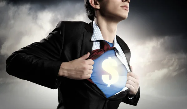 Hombre de negocios mostrando traje de superman debajo de la camisa — Foto de Stock
