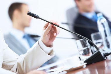 el mikrofonu tutan işadamı