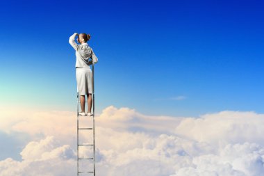 merdiven üzerinde duran iş kadını