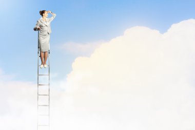 merdiven üzerinde duran iş kadını