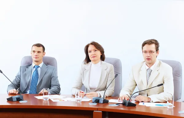 Tres empresarios en la reunión — Foto de Stock