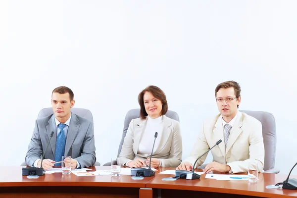 Drie zakenmensen tijdens vergadering — Stockfoto