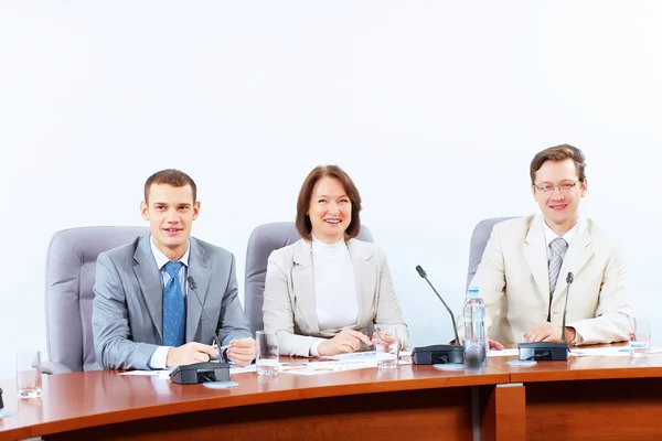 Τρεις επιχειρηματίες συνεδρίαση — Φωτογραφία Αρχείου