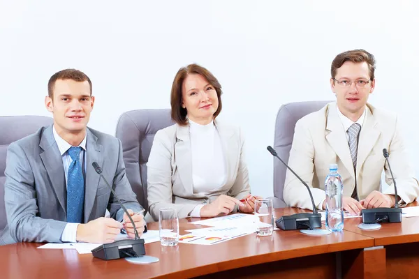 Tres empresarios en la reunión — Foto de Stock
