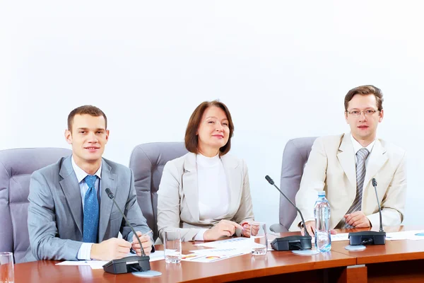 Tres empresarios en la reunión — Foto de Stock