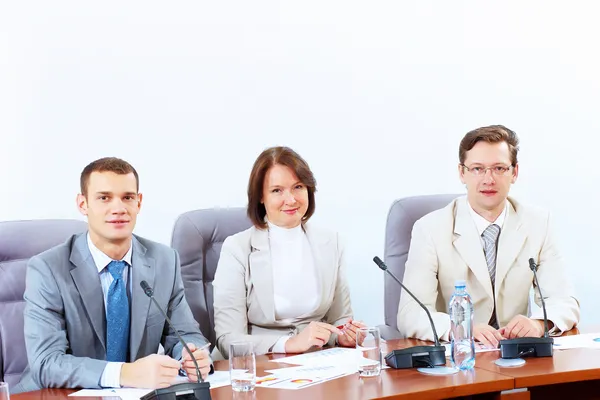 Drie zakenmensen tijdens vergadering — Stockfoto