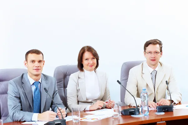 Drei Geschäftsleute bei Treffen — Stockfoto