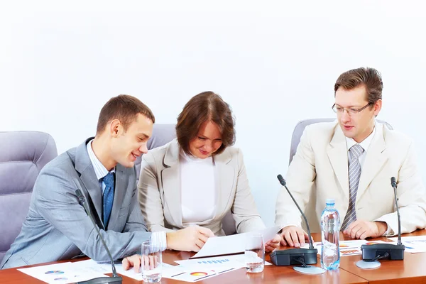 Трое бизнесменов на встрече — стоковое фото