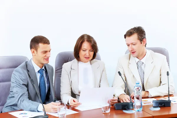 Drie zakenmensen tijdens vergadering — Stockfoto