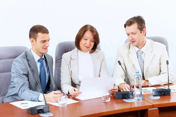 Drie zakenmensen tijdens vergadering — Stockfoto