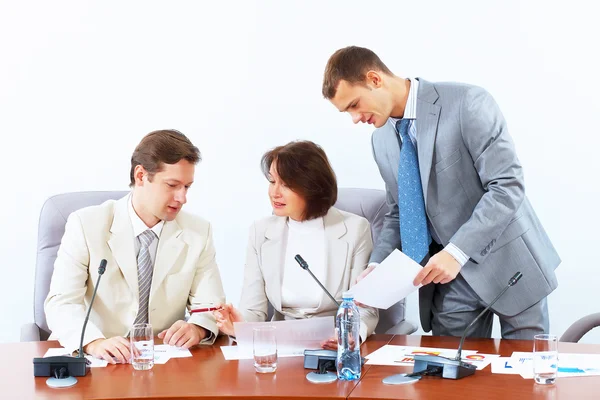 Drei Geschäftsleute bei Treffen — Stockfoto
