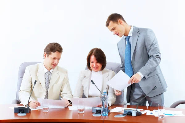 Drei Geschäftsleute bei Treffen — Stockfoto
