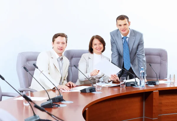 Tres empresarios en la reunión — Foto de Stock