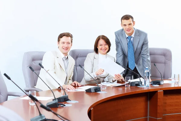 Tres empresarios en la reunión — Foto de Stock