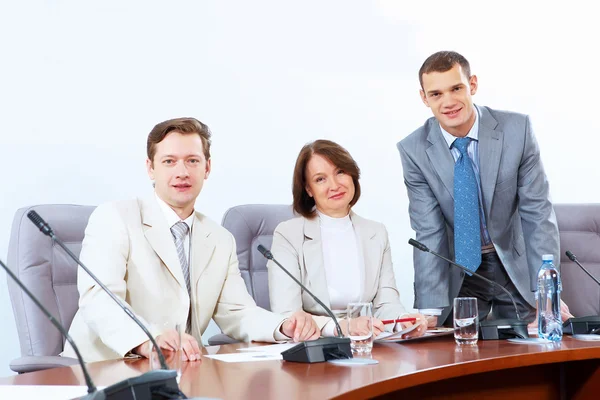 Tres empresarios en la reunión — Foto de Stock