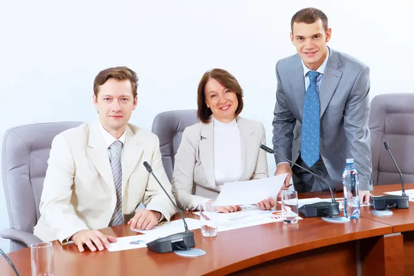 Tres empresarios en la reunión — Foto de Stock