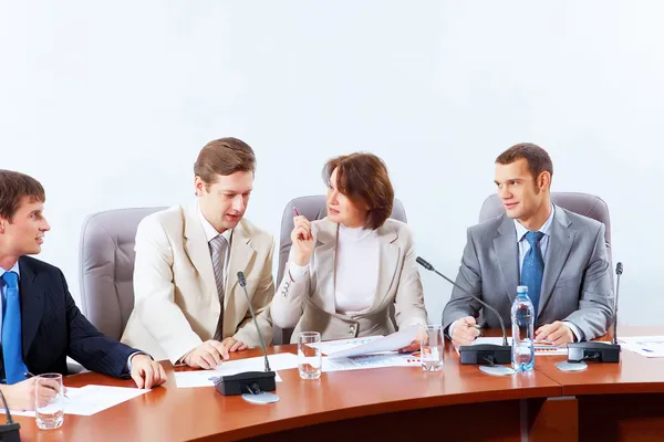 Vier Geschäftsleute bei Treffen — Stockfoto
