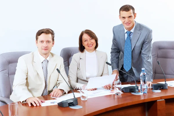 Drie zakenmensen tijdens vergadering — Stockfoto