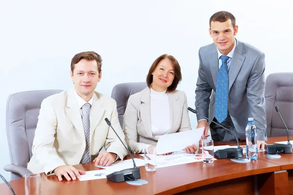 Drie zakenmensen tijdens vergadering — Stockfoto