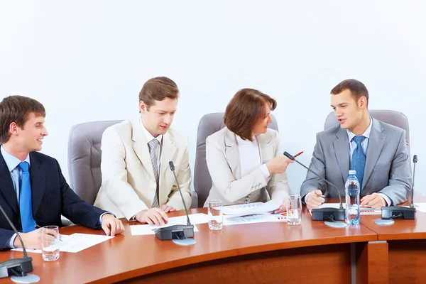 Cuatro empresarios en la reunión — Foto de Stock