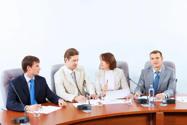 Quatre hommes d'affaires à la réunion — Photo