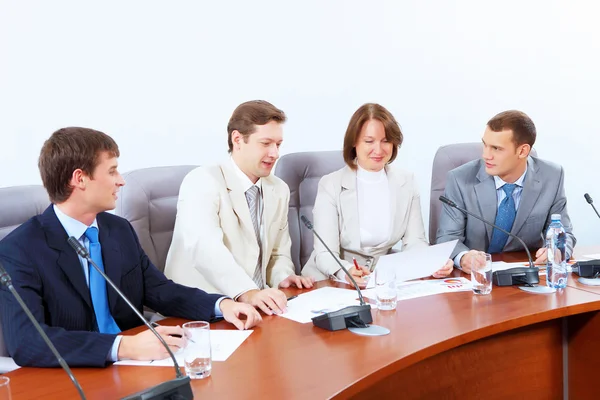 Четверо бизнесменов на встрече — стоковое фото
