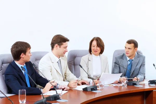 Четверо бизнесменов на встрече — стоковое фото