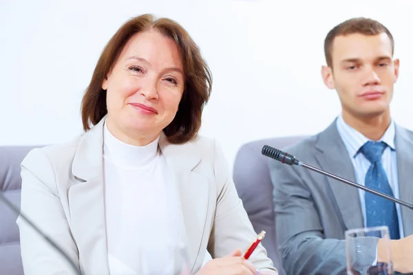 Twee zakenmensen tijdens vergadering — Stockfoto