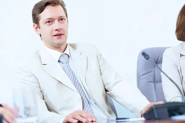 Geschäftsmann bei Treffen — Stockfoto