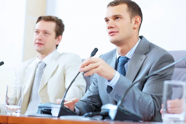 Twee zakenmensen tijdens vergadering — Stockfoto