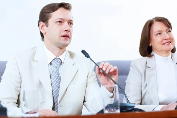 Twee zakenmensen tijdens vergadering — Stockfoto