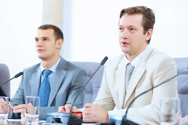 Dos empresarios en la reunión — Foto de Stock