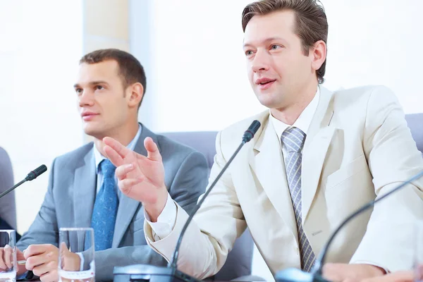 Dos hombres de negocios en la reunión — Foto de Stock