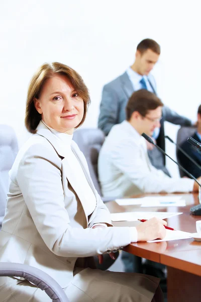 Drie zakenmensen tijdens vergadering — Stockfoto