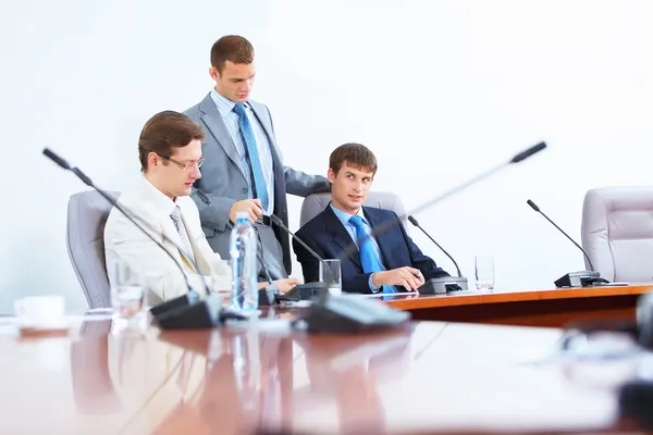 Tre företagare vid möte — Stockfoto