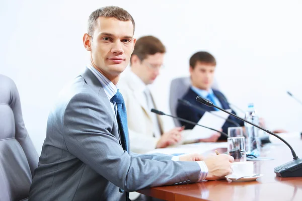 Drie zakenmensen tijdens vergadering — Stockfoto