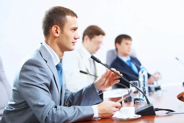 Drie zakenmensen tijdens vergadering — Stockfoto