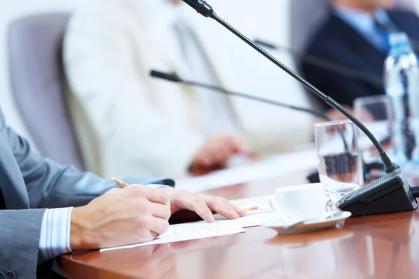 Manos de hombre de negocios escribiendo con pluma — Foto de Stock