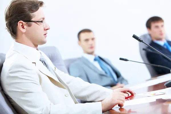 Drie zakenmensen tijdens vergadering — Stockfoto