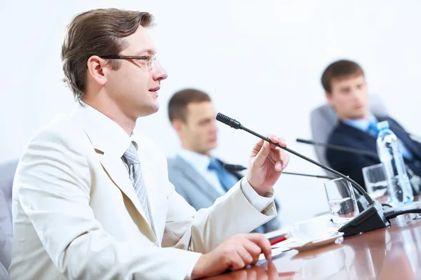 Drie zakenmensen tijdens vergadering — Stockfoto