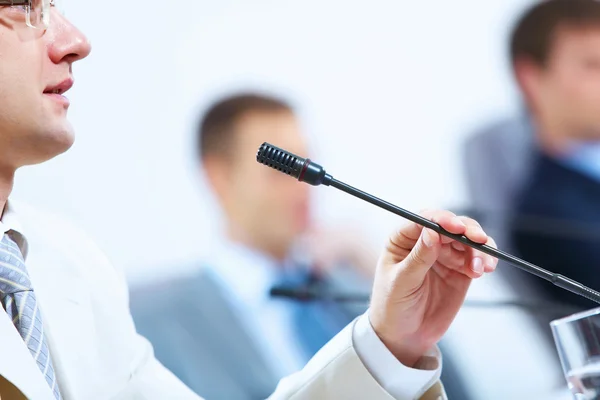 Drie zakenmensen tijdens vergadering — Stockfoto