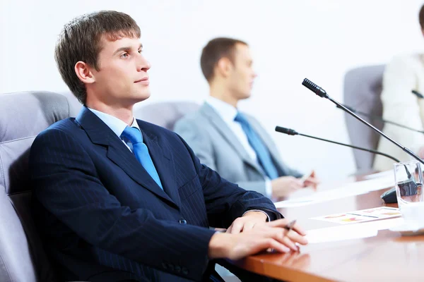 Drie zakenmensen tijdens vergadering — Stockfoto