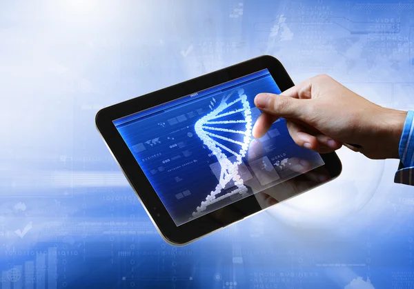 DNA iplikçik tablet ekranında — Stok fotoğraf