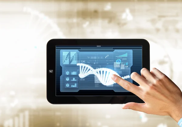 Řetězec DNA na obrazovku tabletu — Stock fotografie