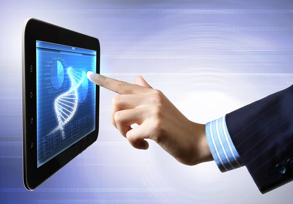 Σκέλος DNA στην οθόνη tablet — Φωτογραφία Αρχείου