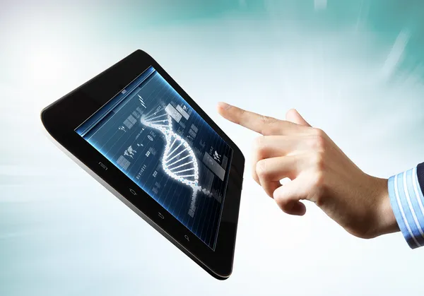 DNA strand på Tablet PC-skärmen — Stockfoto