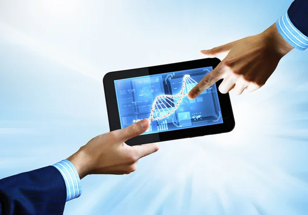 DNA iplikçik tablet ekranında — Stok fotoğraf