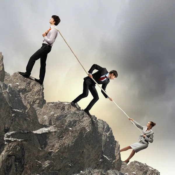 Tres negocios tirando de la cuerda — Foto de Stock