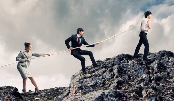 Tres negocios tirando de la cuerda — Foto de Stock